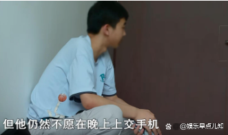 某男星在夜店与多名女子亲密互动，被路人偷录
